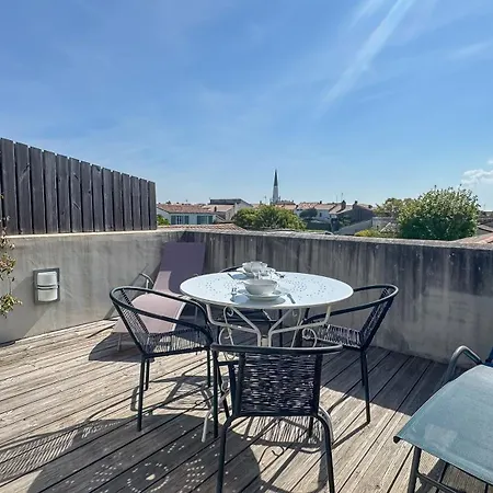 Jolie Avec Vue Sur Le Clocher