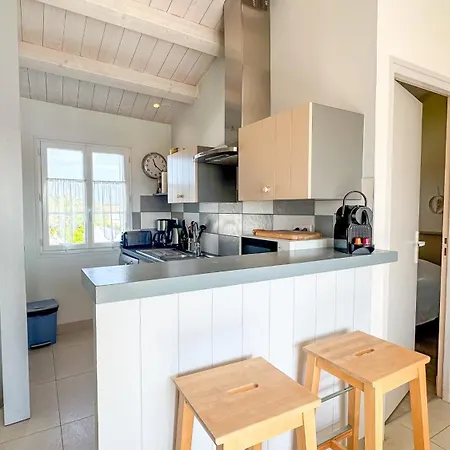 Jolie Avec Vue Sur Le Clocher *