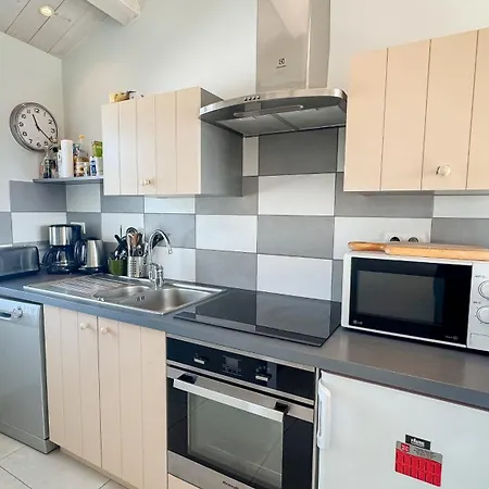 Jolie Avec Vue Sur Le Clocher