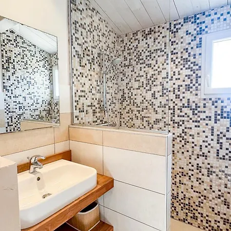 Jolie Avec Vue Sur Le Clocher *