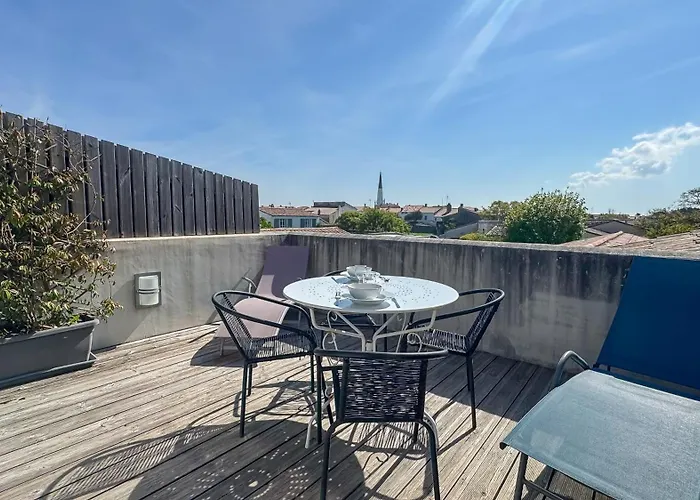 Jolie Avec Vue Sur Le Clocher