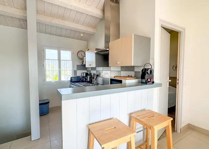 Jolie Avec Vue Sur Le Clocher *