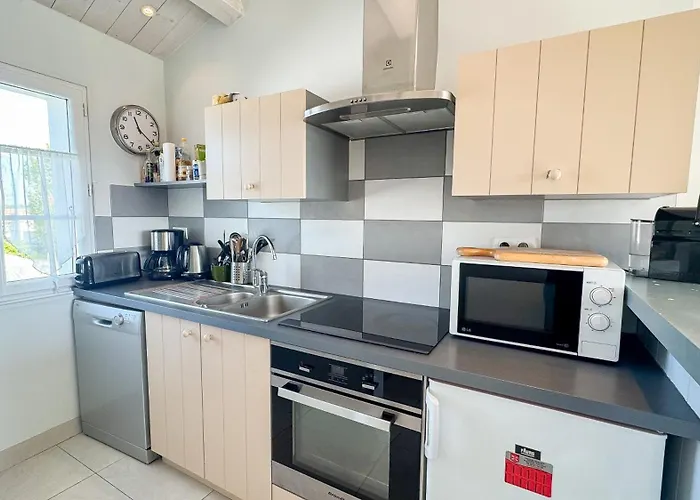 Jolie Avec Vue Sur Le Clocher