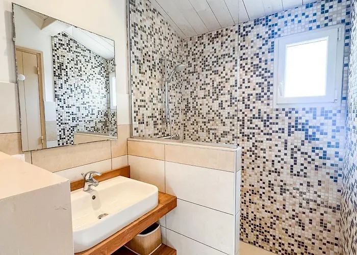 Jolie Avec Vue Sur Le Clocher *